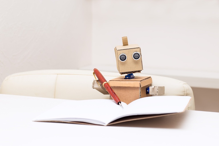 Robot-schrijft-in-een-schrift-met-pen-scaled.jpg